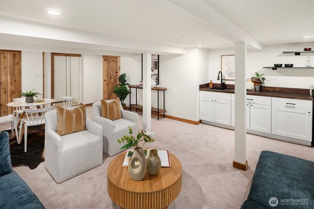 8913 8th Avenue NE, Seattle, WA 98115