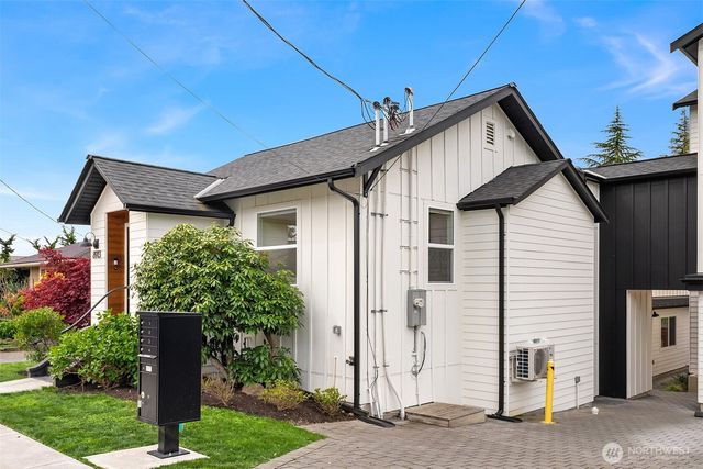 8913 8th Avenue NE, Seattle, WA 98115