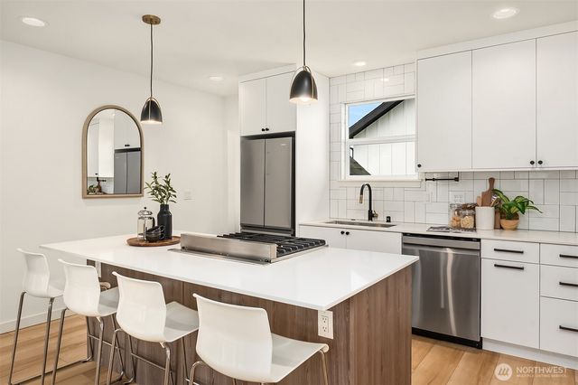 8913 8th Avenue NE, Seattle, WA 98115