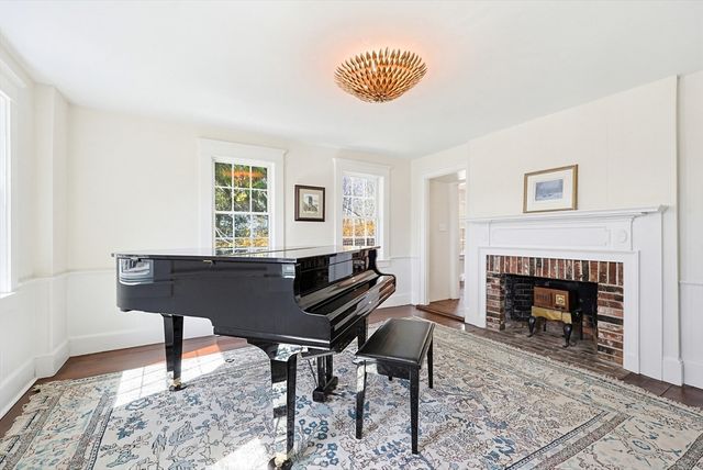 122 Great Plain Ave, Wellesley, MA 02482