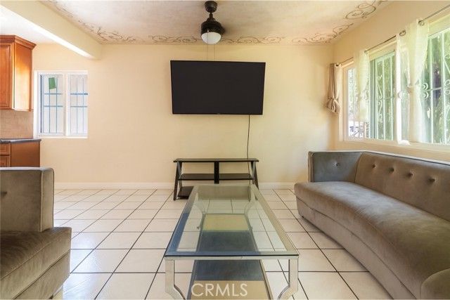 7545 White Oak, Reseda (los Angeles), CA 91335