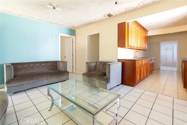 7545 White Oak, Reseda (los Angeles), CA 91335