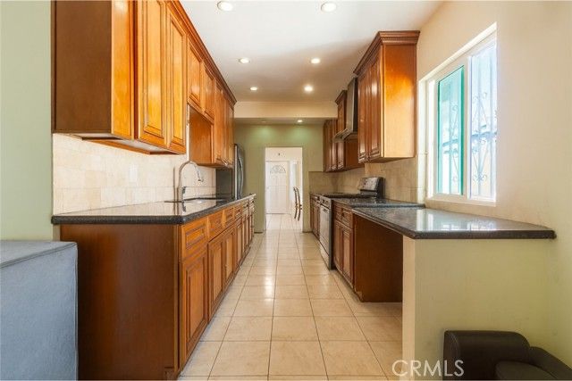 7545 White Oak, Reseda (los Angeles), CA 91335