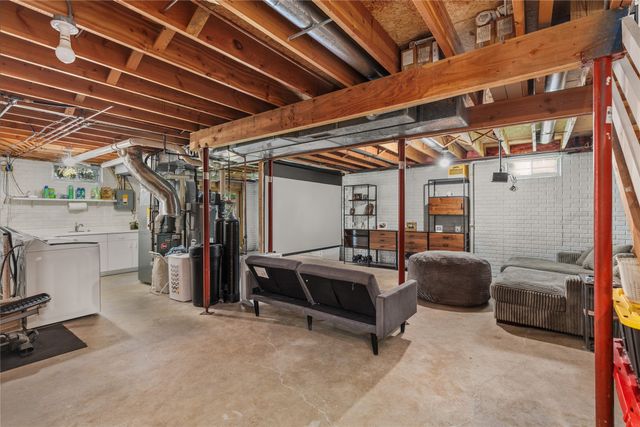 4811 Lockner Drive, Urbandale, IA 50322