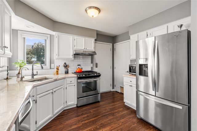 4811 Lockner Drive, Urbandale, IA 50322