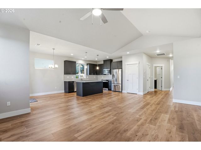 753 Ne WILDWOOD Dr, Estacada, OR 97023