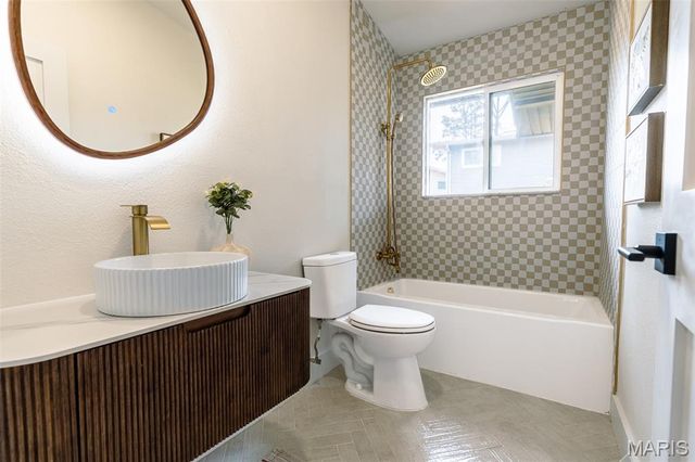 11814 Claychester Drive, Des Peres, MO 63131