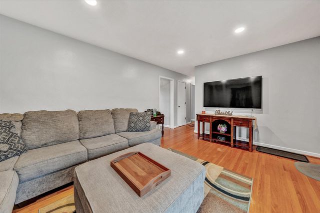 5240 Grandin Road Ext, Roanoke, VA 24018