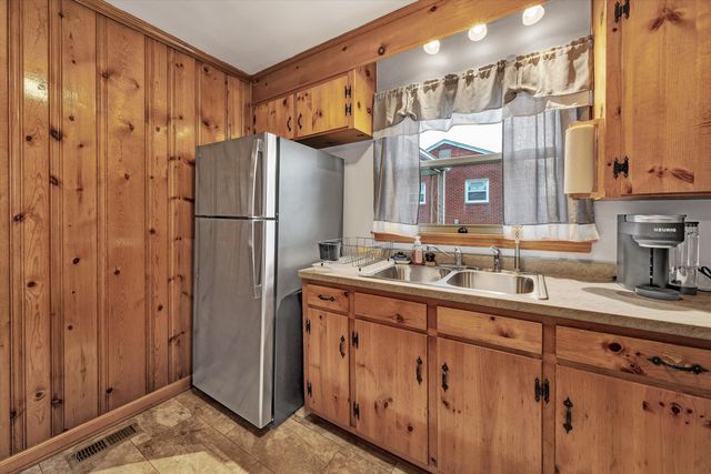 5240 Grandin Road Ext, Roanoke, VA 24018