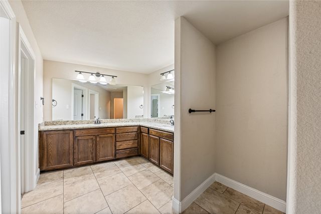 4904 Ridglea Hills Court, Fort Worth, TX 76116