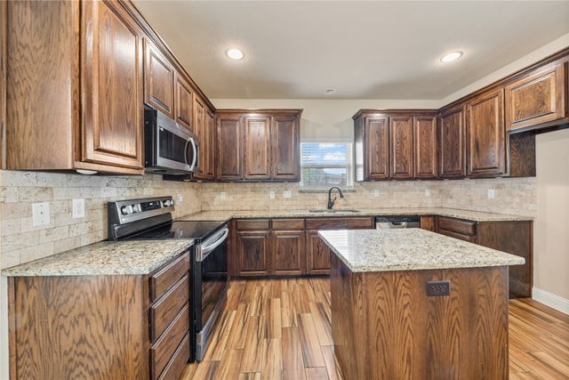 4904 Ridglea Hills Court, Fort Worth, TX 76116