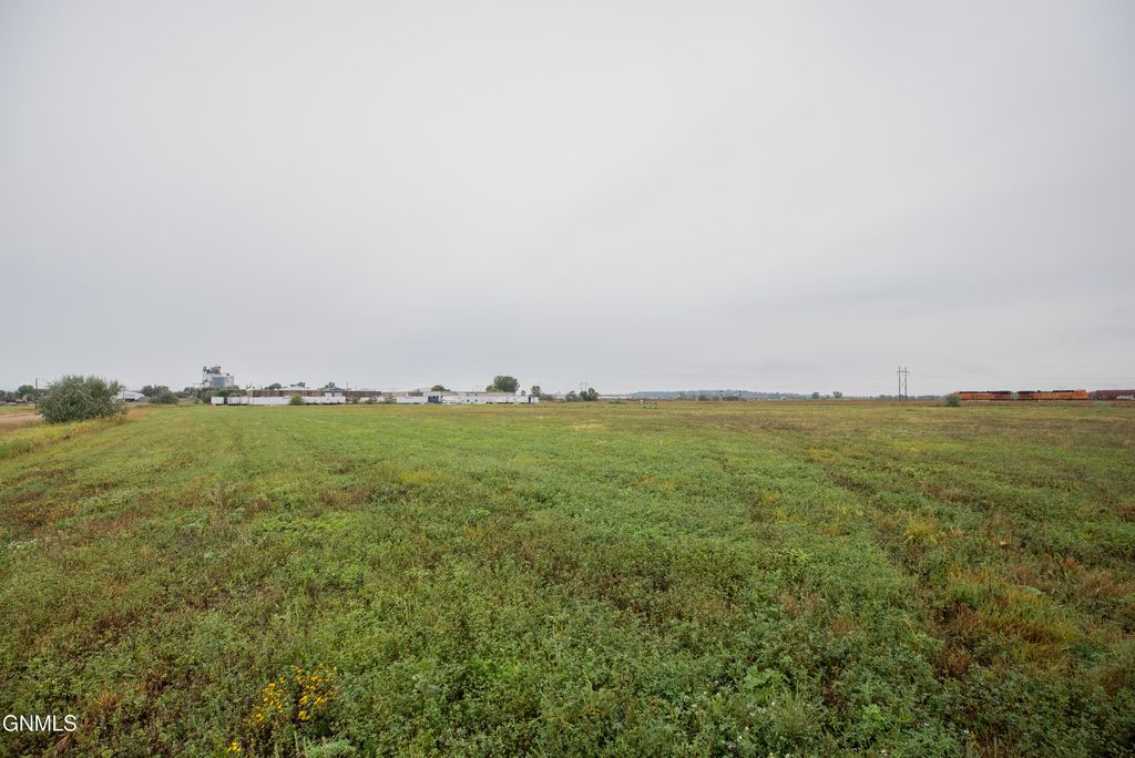 1434 Saber Loop, Bismarck, ND 58504 photo 21