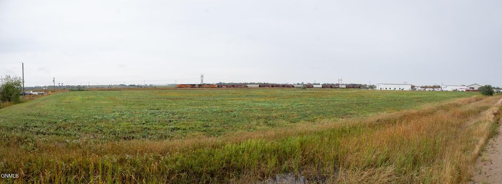 1434 Saber Loop, Bismarck, ND 58504 photo 3