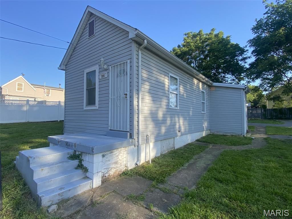 225 E Arlee Avenue, St Louis, MO 63125