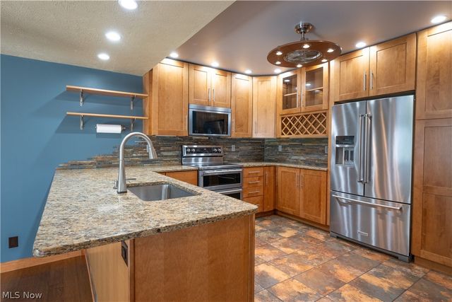 5307 Karen Isle Drive, Willoughby, OH 44094