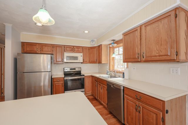 125 Pinecrest Road, Litchfield, NH 03052