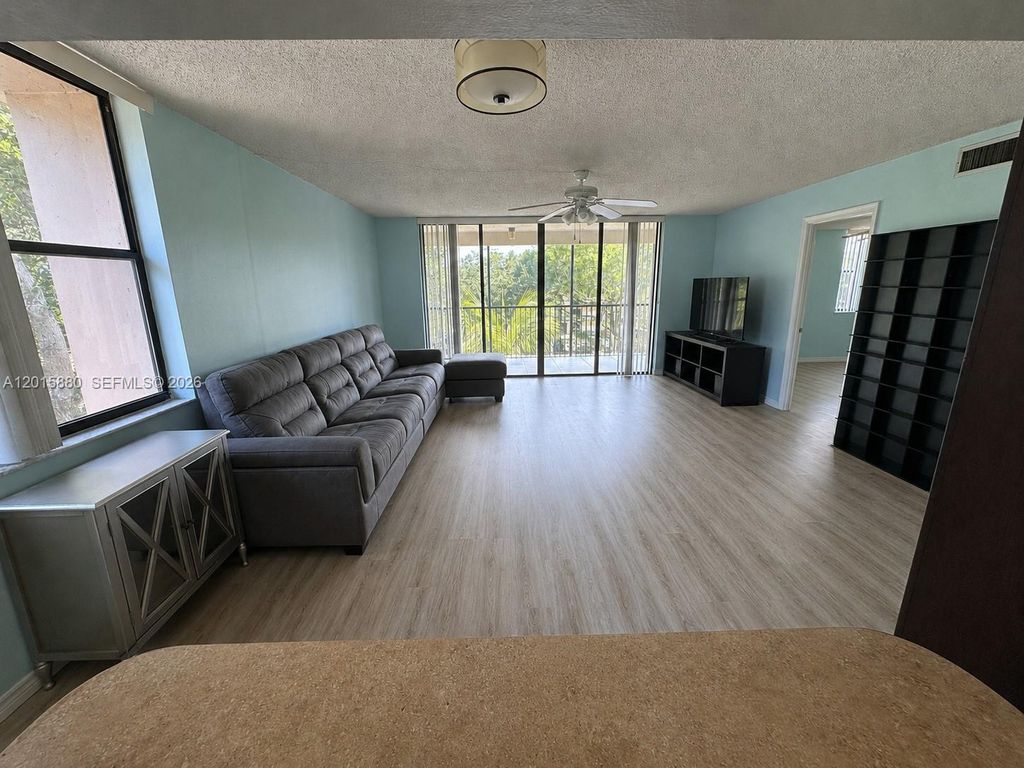 6800 Cypress Rd 415, Plantation, FL 33317