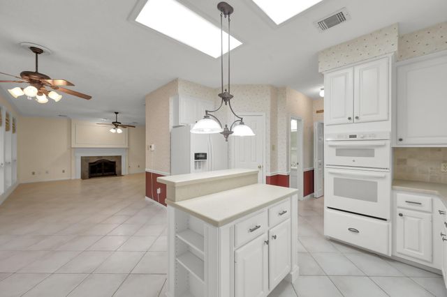 92 S Bonneymead Circle, The Woodlands, TX 77381