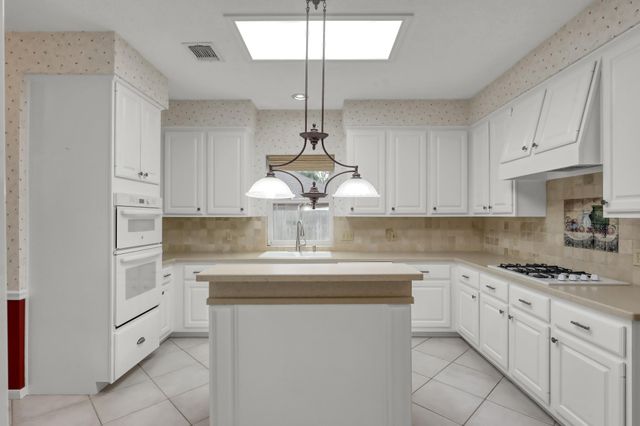 92 S Bonneymead Circle, The Woodlands, TX 77381