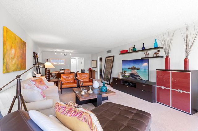 4240 Oaks Terrace 105, Pompano Beach, FL 33069
