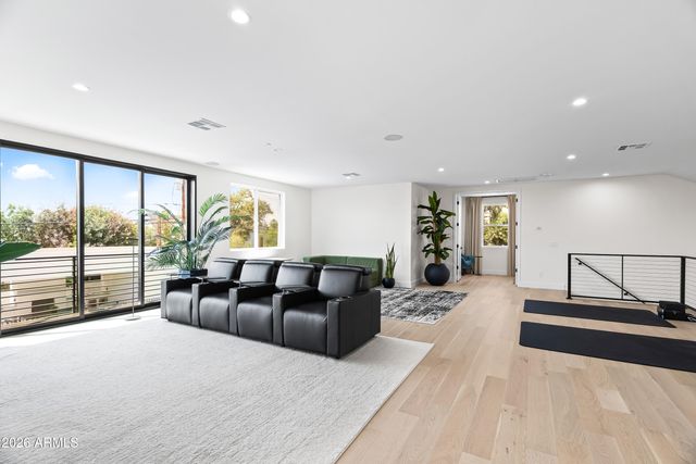 3821 E WHITTON Avenue, Phoenix, AZ 85018