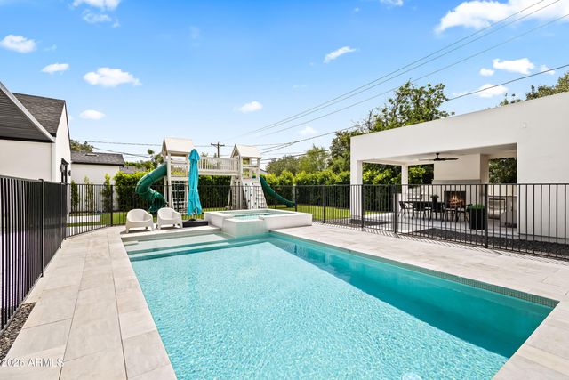 3821 E WHITTON Avenue, Phoenix, AZ 85018