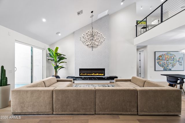 3821 E WHITTON Avenue, Phoenix, AZ 85018