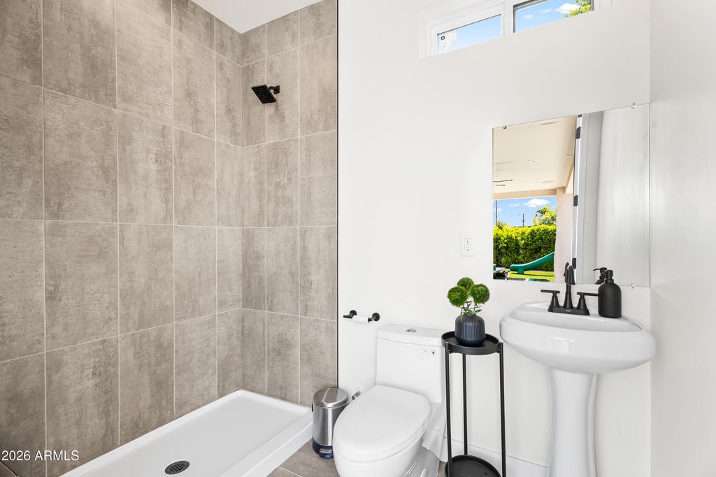 Image 31 of property listing at 3821 E WHITTON Avenue, Phoenix, AZ 85018