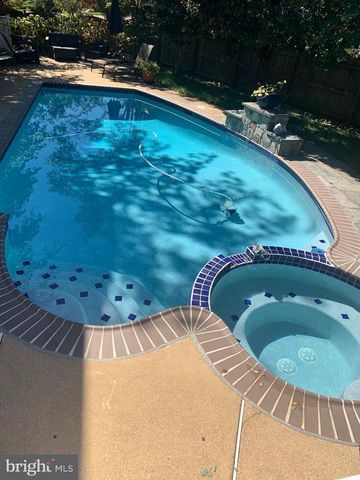 8812 SURREY CT, Alexandria, VA 22309