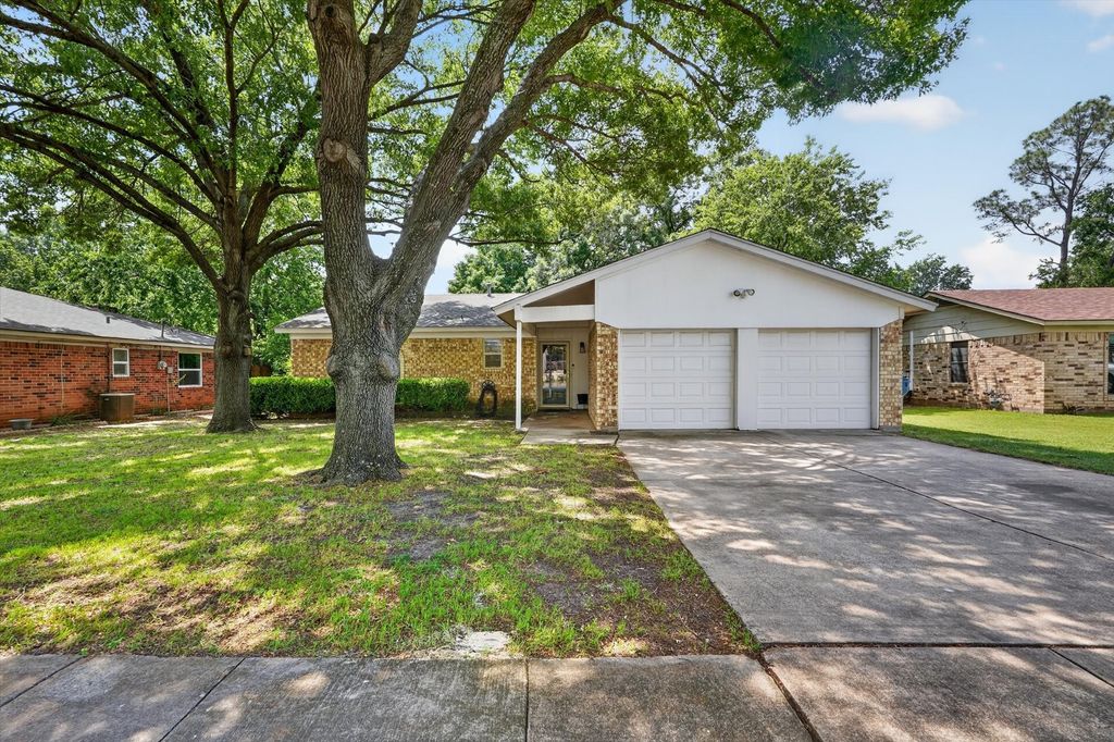 224 Hudson Avenue, Crowley, TX 76036