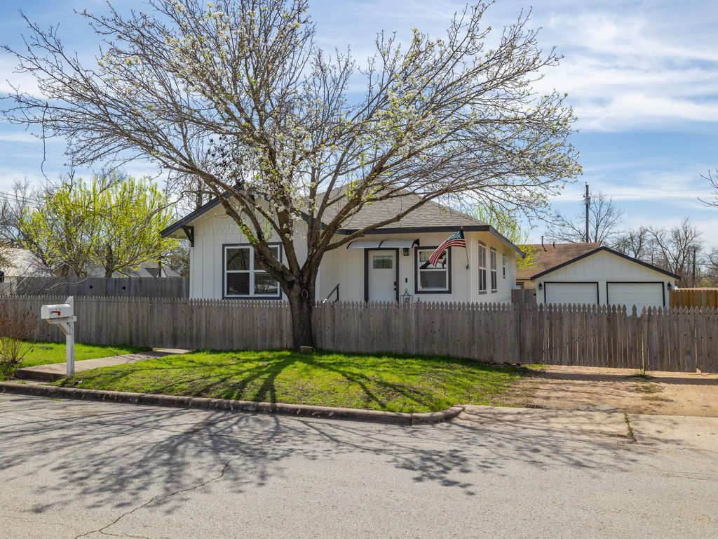 1401 W 7th ST, Taylor, TX 76574