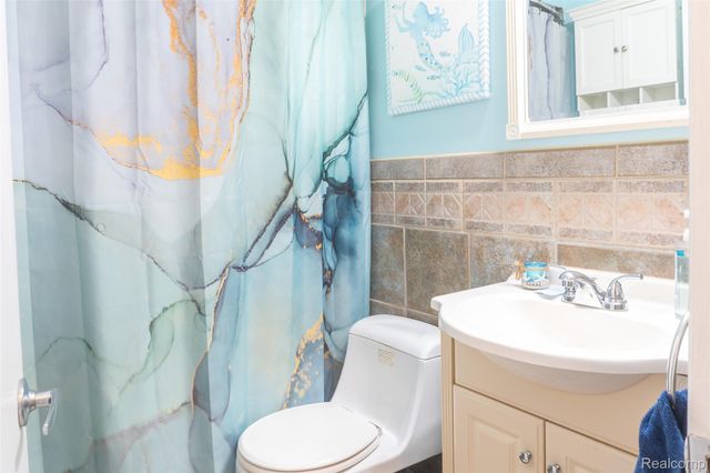 20210 Vernier Road B, Harper Woods, MI 48225