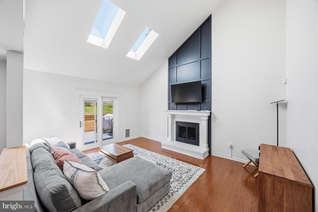 Image 13 of property listing at 3619 SAINT JOHNS LN, Ellicott City, MD 21042