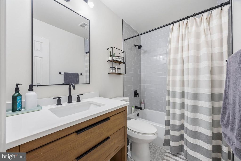 Image 23 of property listing at 3619 SAINT JOHNS LN, Ellicott City, MD 21042