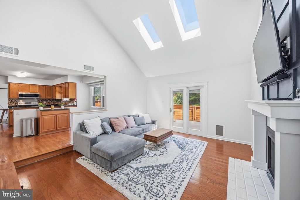 Image 5 of property listing at 3619 SAINT JOHNS LN, Ellicott City, MD 21042
