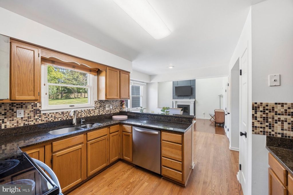 Image 6 of property listing at 3619 SAINT JOHNS LN, Ellicott City, MD 21042