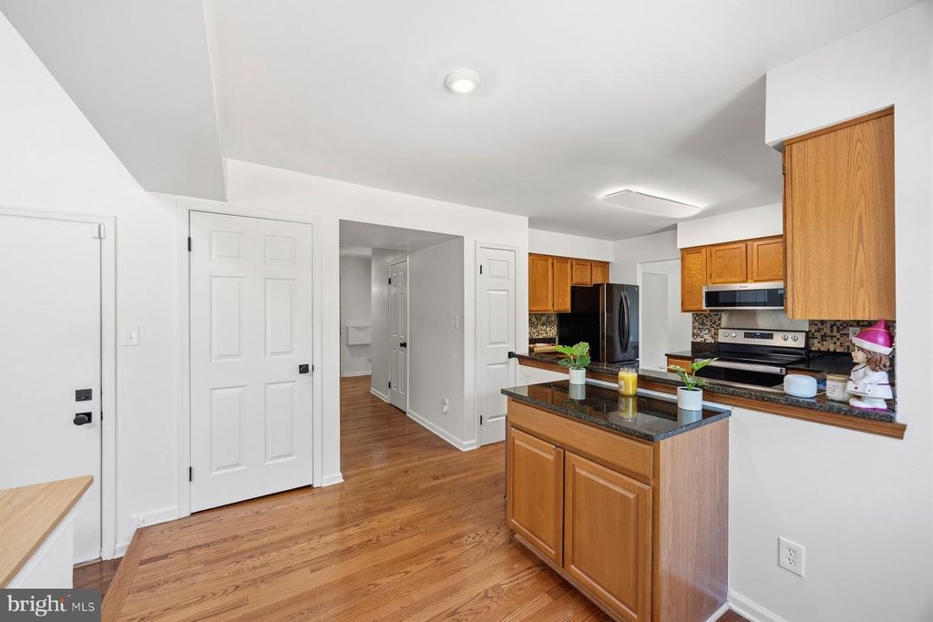Image 7 of property listing at 3619 SAINT JOHNS LN, Ellicott City, MD 21042