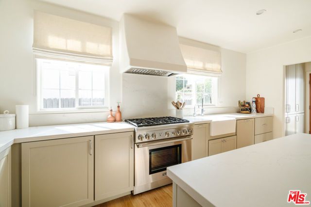 1637 S Ridgeley Drive, Los Angeles, CA 90019
