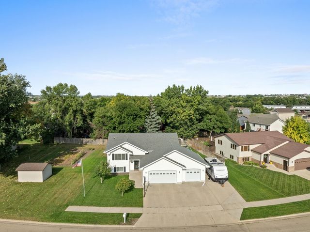 416 22nd St SW, Minot, ND 58701