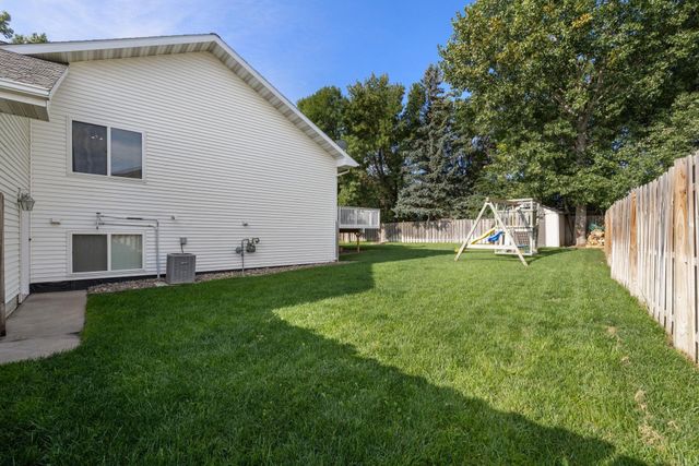 416 22nd St SW, Minot, ND 58701