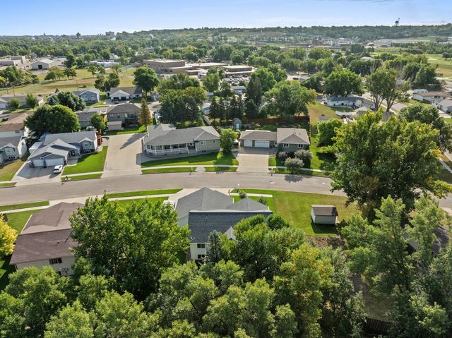 416 22nd St SW, Minot, ND 58701