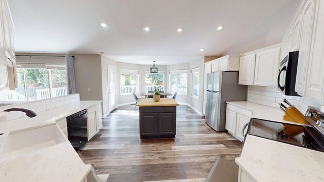 416 22nd St SW, Minot, ND 58701