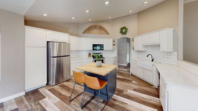 416 22nd St SW, Minot, ND 58701