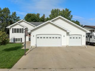 416 22nd St SW, Minot, ND 58701