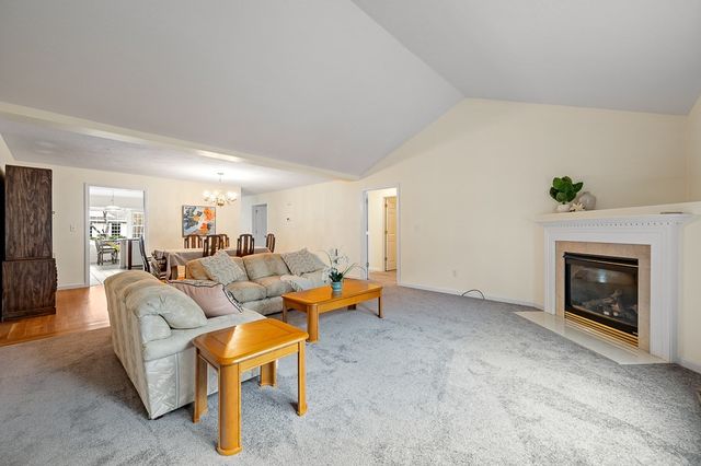 3 Quaker Way 40, Westborough, MA 01581