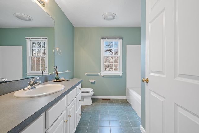 3 Quaker Way 40, Westborough, MA 01581