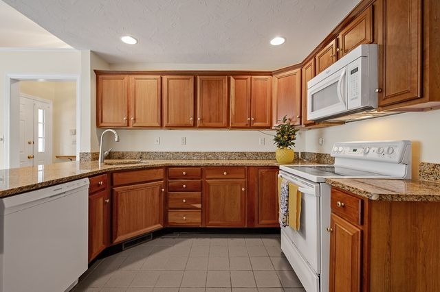 3 Quaker Way 40, Westborough, MA 01581