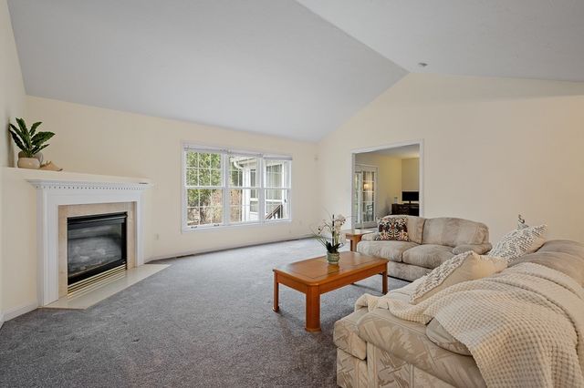 3 Quaker Way 40, Westborough, MA 01581