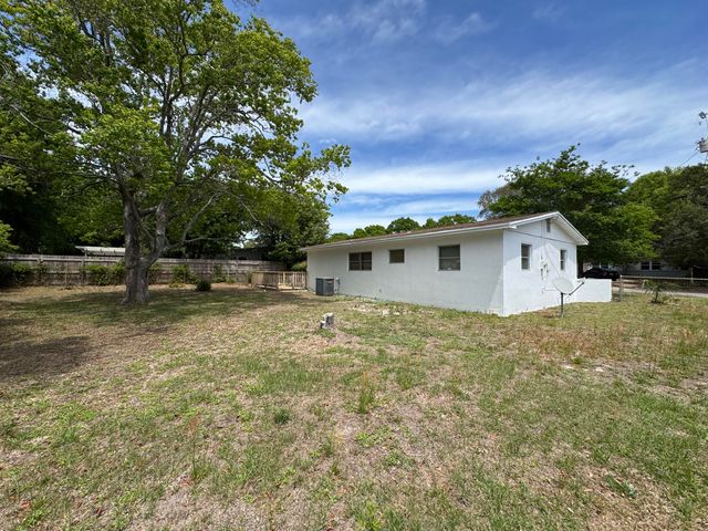 325 Avon Lane, Mary Esther, FL 32569