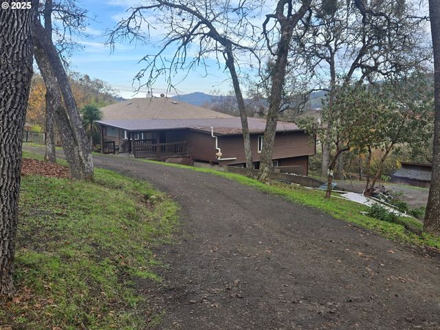 306 MCLAIN Ave, Roseburg, OR 97471
